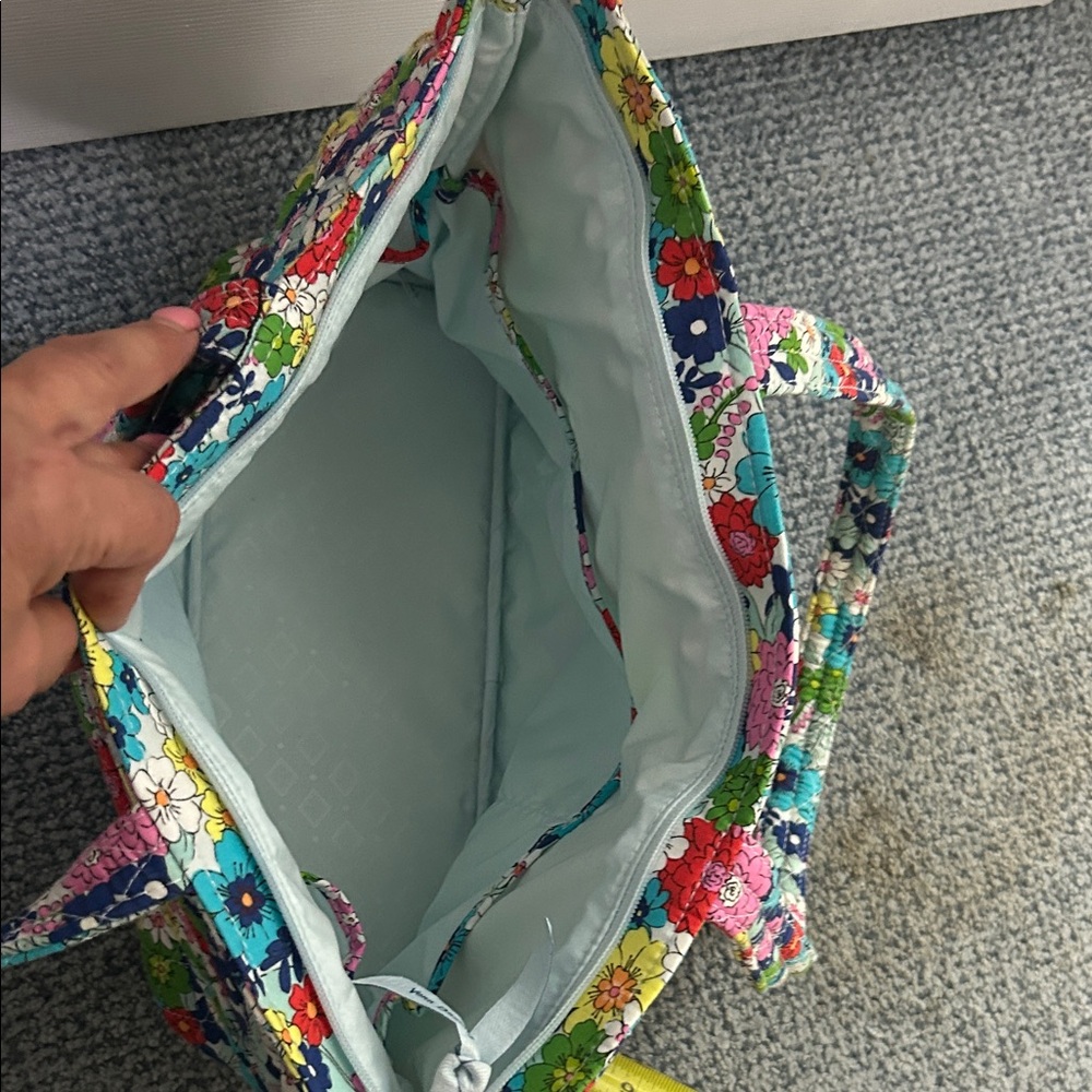 Vera Bradley Mandy far out floral tote great Christmas gift - Picture 2 of 3